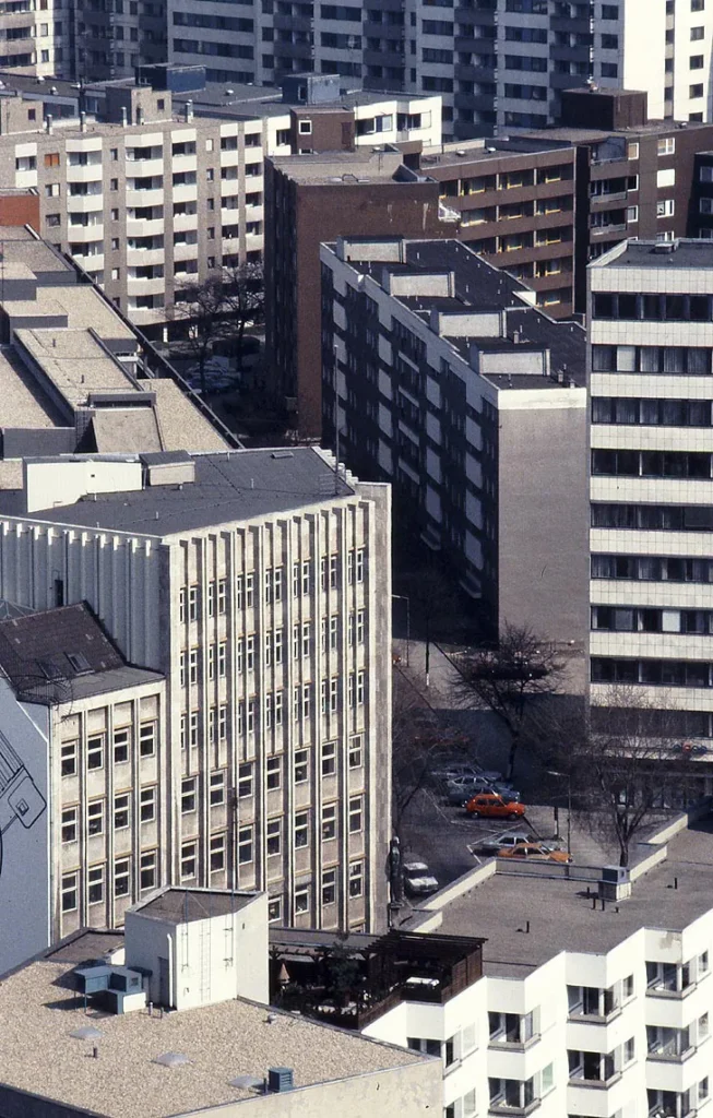 Gritty shots of Berlin from the 80s by Kurt Tauber