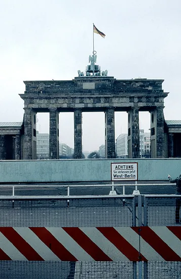 Gritty shots of Berlin from the 80s by Kurt Tauber