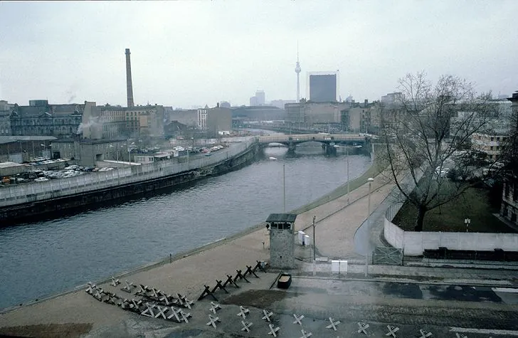 Gritty shots of Berlin from the 80s by Kurt Tauber